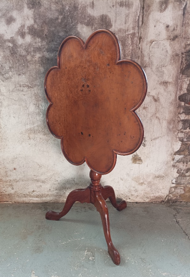 Georgian Style Revolving Lobed Pie Crust Tilt Top Table. (5).jpg